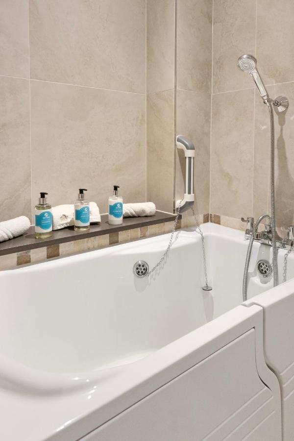 The Lodge - Studio Apartment'S Castel Dış mekan fotoğraf