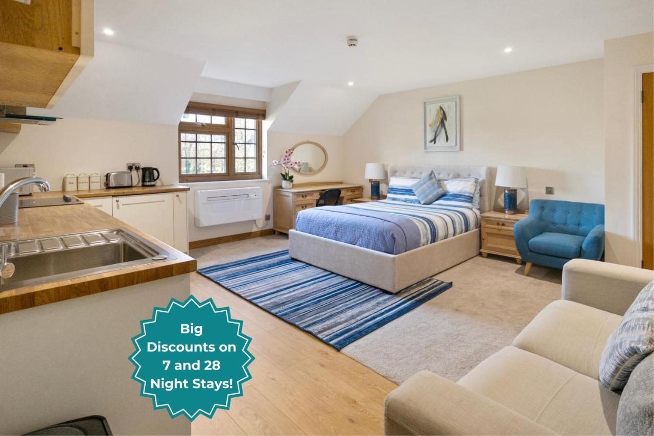 The Lodge - Studio Apartment'S Castel Dış mekan fotoğraf
